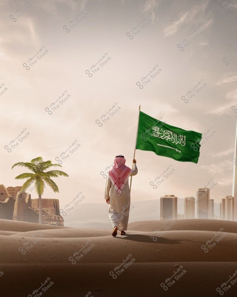 صورة لرجل يرتدي الثوب التقليدي والغترة والعقال السعودي, يسير فوق تلال رملية ويحمل بيده علم المملكة العربية السعودية. في الخلفية يظهر نخيل ومبانٍ قديمة, وكذلك أفق مدينة حديثة بأبراج عالية, مما يعبر عن التراث والحداثة.