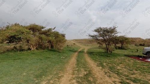 السماء و الغيوم المتفرقة تظهر فيها المباني والمعالم على مدينة أبها في المملكة العربية السعودية.