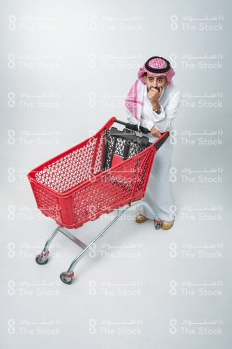 رجل سعودي يبدو متعبًا من التسوق