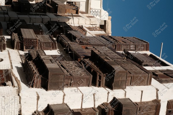 واجهة مبنى قديم في جدة تظهر بها مشربيات خشبية تقليدية بتفاصيل معقدة.