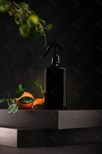 معطر جو على خلفية سوداء، تستخدم لتلطيف الجو،