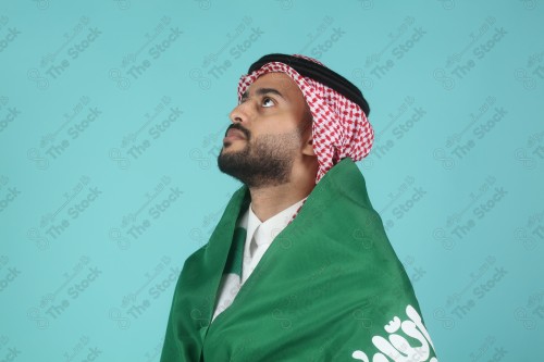 شاب سعودي يرتدي الزي السعودي يقوم بتعابير وجه و يدين تدل على السعادة والحماس ، كأس العالم، المنتخب السعودي