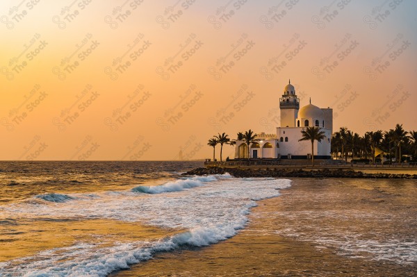 لقطة جمالية لمسجد الجزيرة في مدينة جدة وقت الغروب وتظهر السماء صافية، انهر وبحار، اشجار ونخيل، الطبيعة بالسعودية.