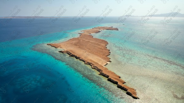 لقطة جوية لجزيرة سندالة الصناعية قيد الانشاء في مشروع نيوم على ساحل البحر الاحمر نهارًا، جزيرة صناعية.