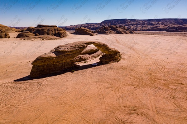 لقطه علوية لجبل الفيل التاريخيه في محافظه العلا بالسعوديه وقت النهار، معلم اثري قديم، مدينة الحجر، سلسلة من الجبال الصخرية .