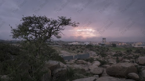 السماء و الغيوم المتفرقة تظهر فيها المباني والمعالم على مدينة أبها في المملكة العربية السعودية.