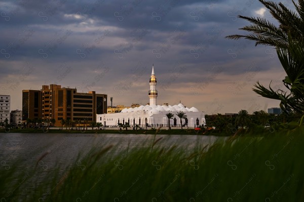 لقطة مقربة لمسجد الجفالي في الكورنيش بمدينة جدة وتبدوا السماء غائمة نهارًا، أحد المساجد الجميلة في جدة ، جوامع ومساجد.