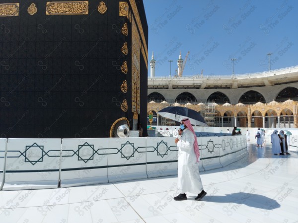 المسجد الحرام مكة المكرمة - المصلون المسلمون يؤدون الطواف والعمرة بالحرم المكي - الكعبة المشرفة