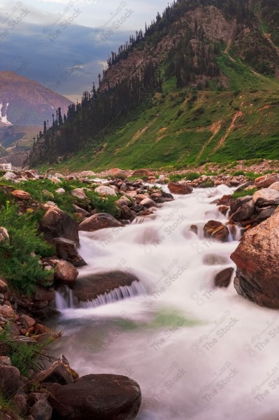 منظر جميل للشلال في ناران باكستان