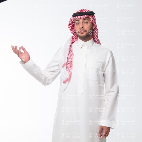 رجل سعودي يرتدي الزي السعودي على خلفية بيضاء