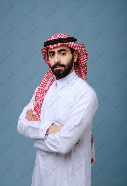 بورتريه شاب سعودي يرتدي الزي السعودي، وتظهر على ملامحه السعادة والفرح، على خلفية سماوية