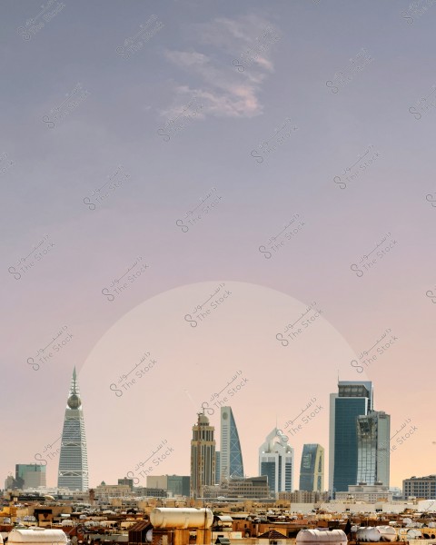 صورة لأفق مدينة الرياض في المملكة العربية السعودية, تظهر فيها مبانٍ شهيرة مثل برج الفيصلية وعدة ناطحات سحاب أخرى تحت سماء صافية وقت الغروب. المباني محاطة بمنازل وشوارع المدينة.