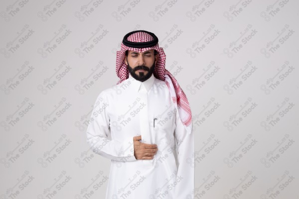 بورتريه رجل سعودي يقف على خلفية بيضاء ويظهر تأثير الصداع