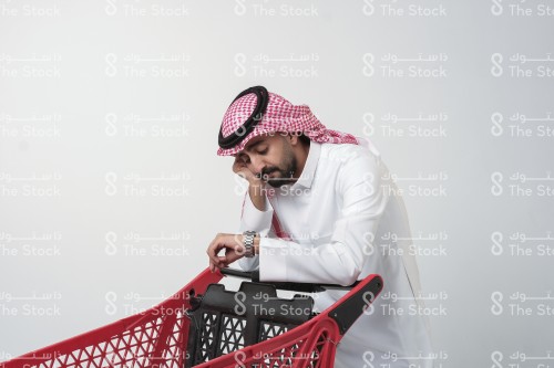 رجل سعودي يبدو متعبًا من التسوق