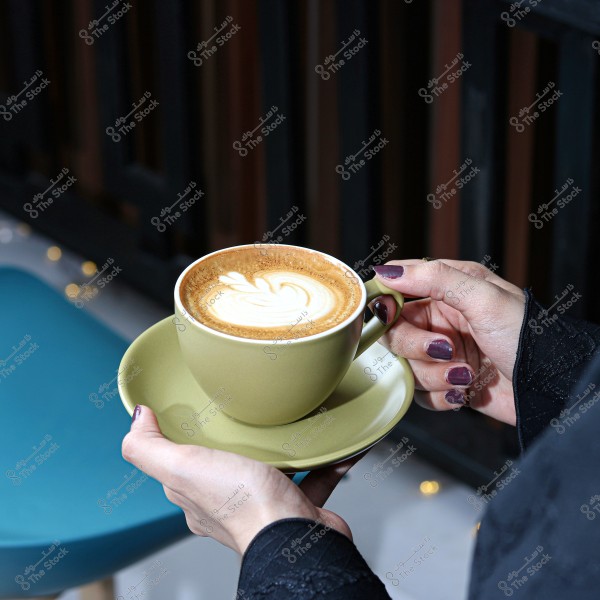 فتاة تتناول القهوة والحلى