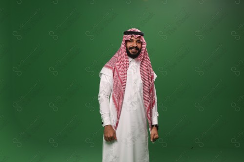 بورتريه رجل سعودي يرتدي الزي السعودي التقليدي ينظر للأمام مبتسمًا