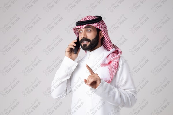 بورتريه رجل سعودي يحمل هاتف ويقوم بمكالمة هاتفية بتعابير مختلفة