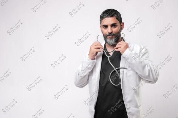 طبيب يرتدي مئزرًا أبيض ويحمل سماعة طبية على رقبته.