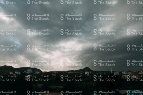 سحب كثيفة في سماء ظهران الجنوب بمنطقة عسير في المملكة العربية السعودية .