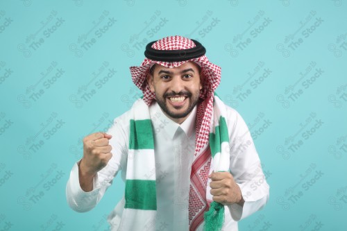  بورتريه شاب سعودي يرتدي الزي السعودي بتعابير وجه و يدين تدل على السعادة والحماس ، كأس العالم ، المنتخب السعودي.