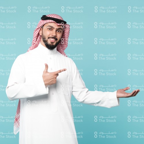 رجل سعيد يرتدي الزي السعودي