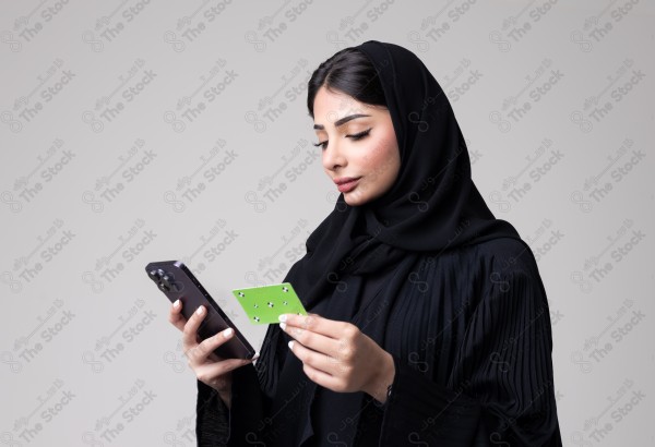 امرأة سعودية ترتدي العباءة وتحمل هاتف وتقوم بتعابير مختلفة ، خدمة عملاء ، التواصل .