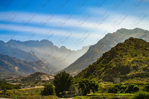 لقطة لسلسلة من الجبال الصخرية الشاهقة في الهدا بالطائف ، وتظهر السماء ملبدة بالغيوم وقت النهار، مرتفعات الجبال ، جبال الطائف  ، سلسلة جبلية