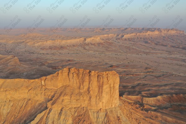 لقطة لسلسلة جبال طويق في منطقة الرياض وتظهر السماء صافية ، سلسلة من الجبال الصخرية ، حافة العالم .