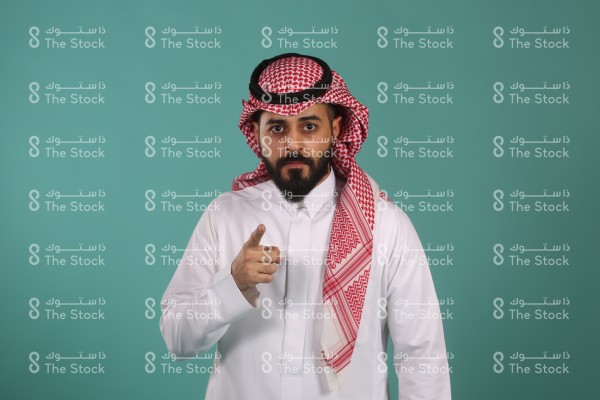 تفاعل شاب سعودي يقوم بالإشارة بيده ويرتدي الزي السعودي