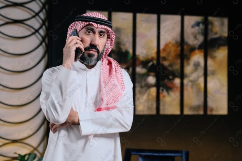 رجل سعودي يقوم بتفاعلات مختلفة باستخدام الجوال