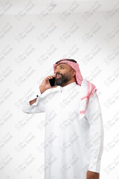 بورتريه رجل سعودي يحمل هاتف ويقوم بمكالمة هاتفية بتعابير مختلفة