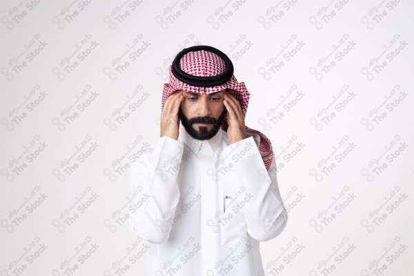 بورتريه رجل سعودي يقف على خلفية بيضاء ويظهر تأثير الصداع