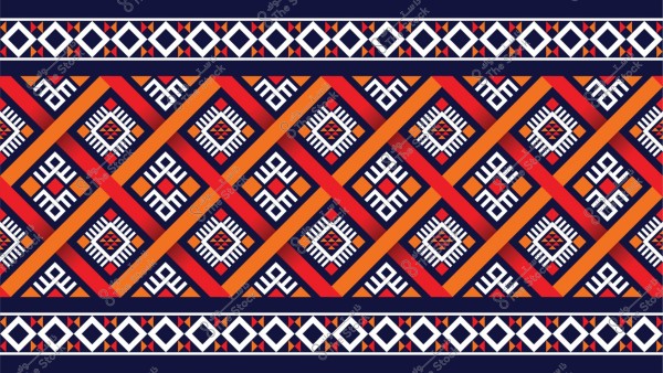 تصميم تقليدي يحتوي على أنماط هندسية ملونة باللون الأحمر والبرتقالي والأبيض على خلفية زرقاء داكنة. الأنماط تتضمن أشكالاً مربعة تحتوي على تصميمات متكررة وخطوط عريضة بزاوية, وتظهر لمسات من المثلثات في جميع أنحاء التصميم.