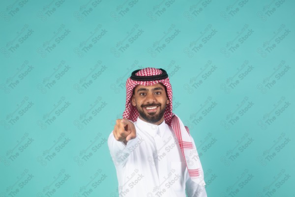 بورتريه رجل سعودي يرتدي الزي السعودي  ويشير بيديه لاتجاه معين