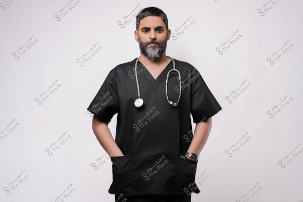 طبيب يرتدي ملابس طبية سوداء ويضع سماعة طبية حول رقبته.