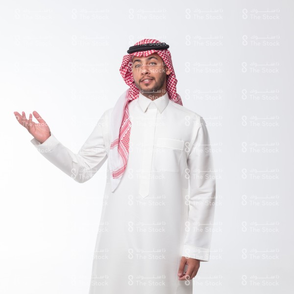 رجل سعودي يرتدي الزي السعودي على خلفية بيضاء