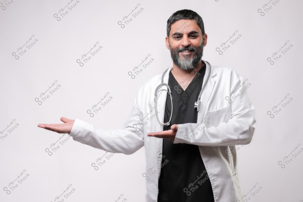 طبيب يحمل سماعة طبية ويرتدي معطفًا أبيض يشير بيده على خلفية بيضاء