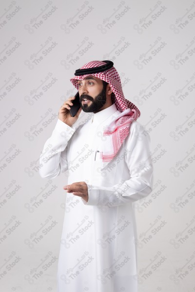 بورتريه رجل سعودي يحمل هاتف ويقوم بمكالمة هاتفية بتعابير مختلفة