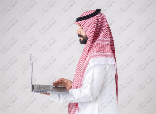 بورتريه رجل سعودي يحمل لابتوب ويقوم بتعابير مختلفة، خدمة عملاء ، التواصل.