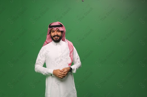 بورتريه رجل سعودي مبتسم يرتدي الزي السعودي التقليدي