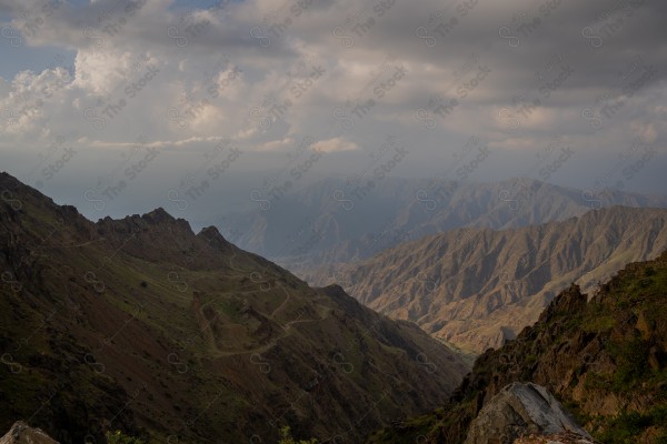 لقطة جمالية  لعقبة رجم في مرتفعات جبال عسير وتهامة وتظهر السماء غائمة نهاراً  ، جبال ومرتفعات منطقة عسير ، الطبيعة في السعودية ، السياحة في السعودية .