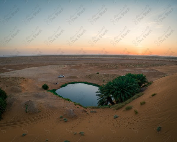 لقطة جوية لبحيرة برودان بالقرب من مدينة القصب، سلسلة من الكثبان الرملية، الطبيعة بالسعودية، بركة مياه.