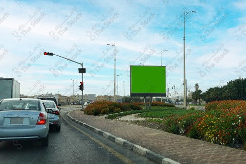 لوحة اعلانية موك اب فارغة على شارع و إشارة مرورية على الرصيف