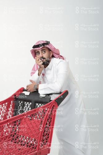 رجل سعودي يبدو متعبًا من التسوق