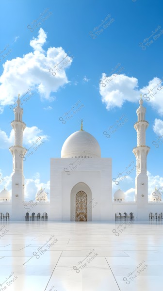 صورة لمسجد رائع يظهر واجهته الأمامية بقبته البيضاء الكبيرة والمآذن المزدوجة في السماء الزرقاء الصافية. الأرضية الرخامية تعكس الضوء, ويظهر الباب المزخرف بتصميمات جميلة.