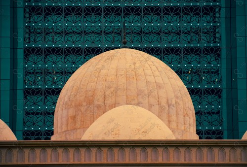 لقطة لقبة مسجد ذات الوان زاهية في مدينة الرياض نهارًا، مساجد وجوامع.