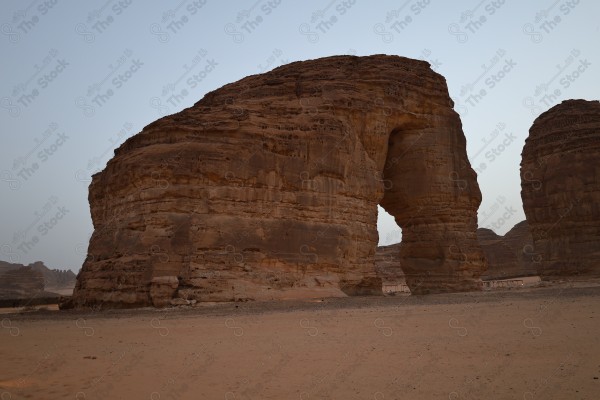 جبل الفيل - مدينة العلا - مدائن صالح - أماكن تاريخية وسياحية في السعودية