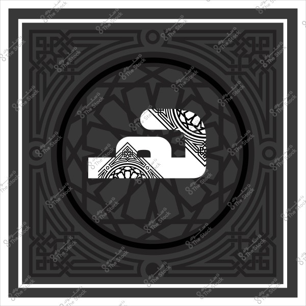 تصميم هندسي باللونين الأبيض والأسود يبرز حرف "ج" في وسط الدائرة, ويُحيط به نمط زخرفي بأسلوب الأرابيسك المتمثل في أشكال هندسية معقدة.

-