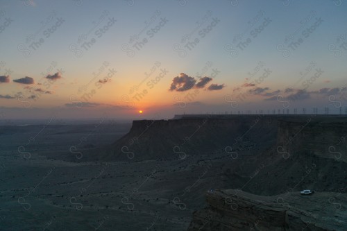 لقطة جوية لمجموعة سياح على جبل من جبال طويق المسمى بحافة العالم. سلسلة من الجبال الصخرية