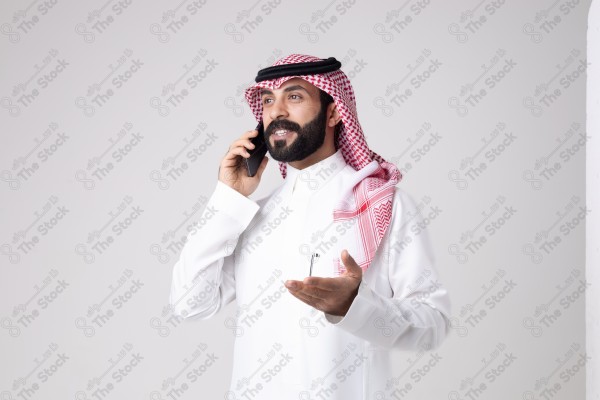 بورتريه رجل سعودي يحمل هاتف ويقوم بمكالمة هاتفية بتعابير مختلفة